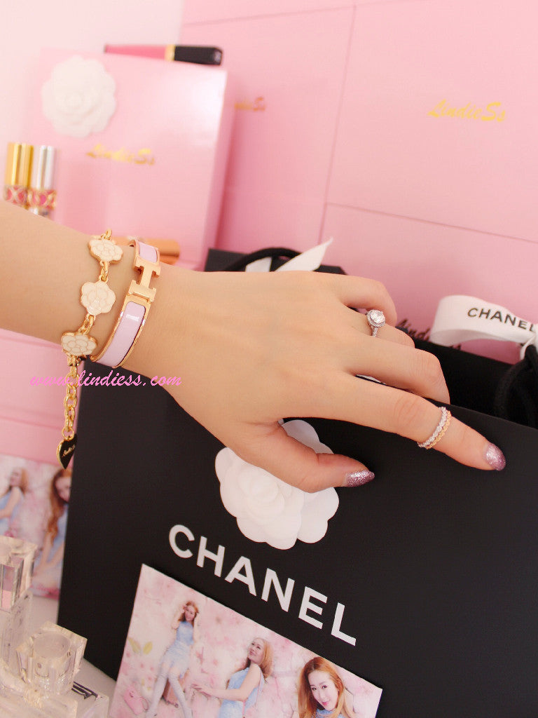 Chanel Paris Haute Couture Ready to Wear Spring Summer Detail image of gold  fingerless glove and embellished bracelet Stock Photo - Alamy